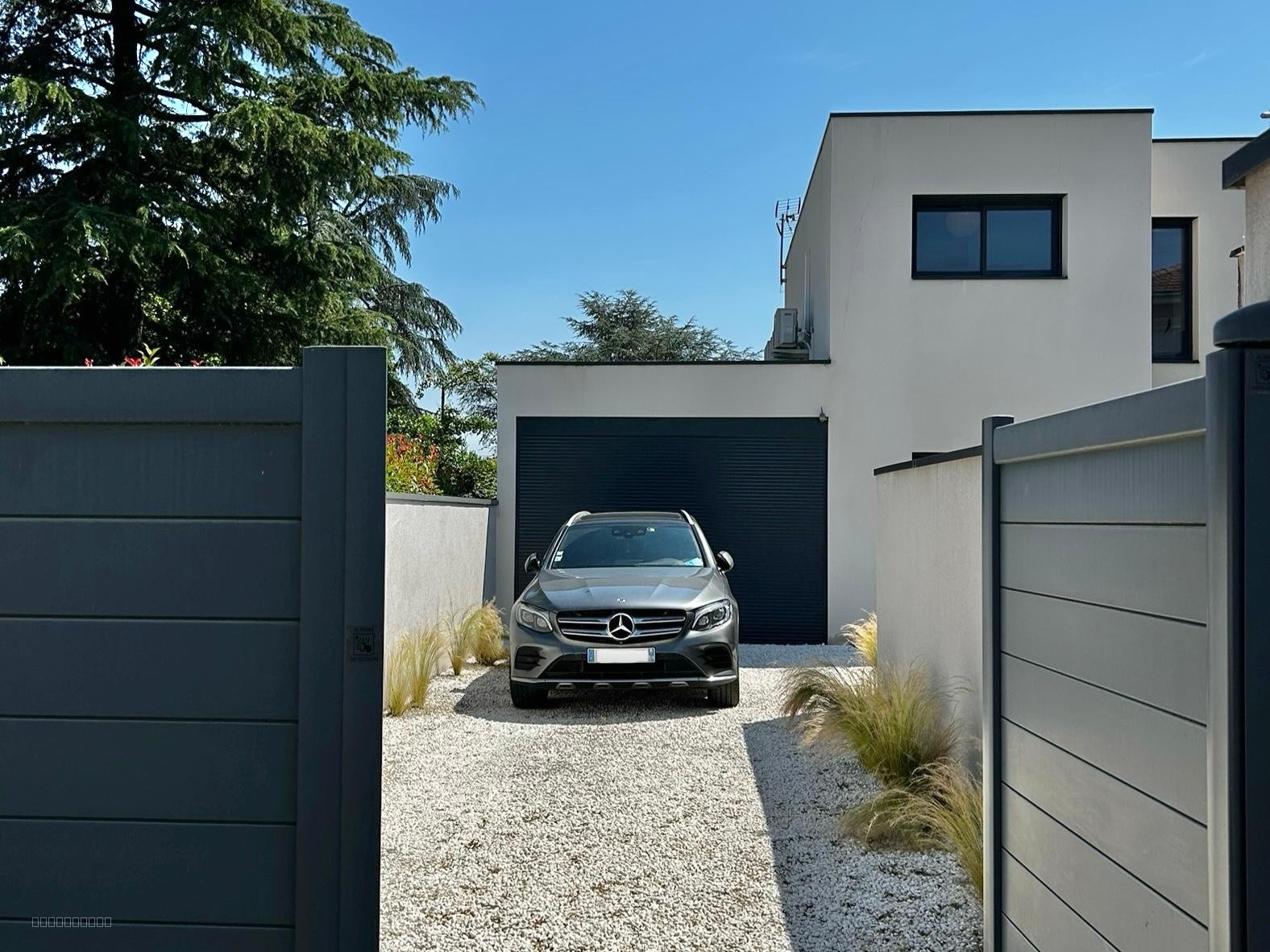 VILLA CONTEMPORAINE AVEC PISCINE DANS SECTEUR RESIDENTIEL — photo 8