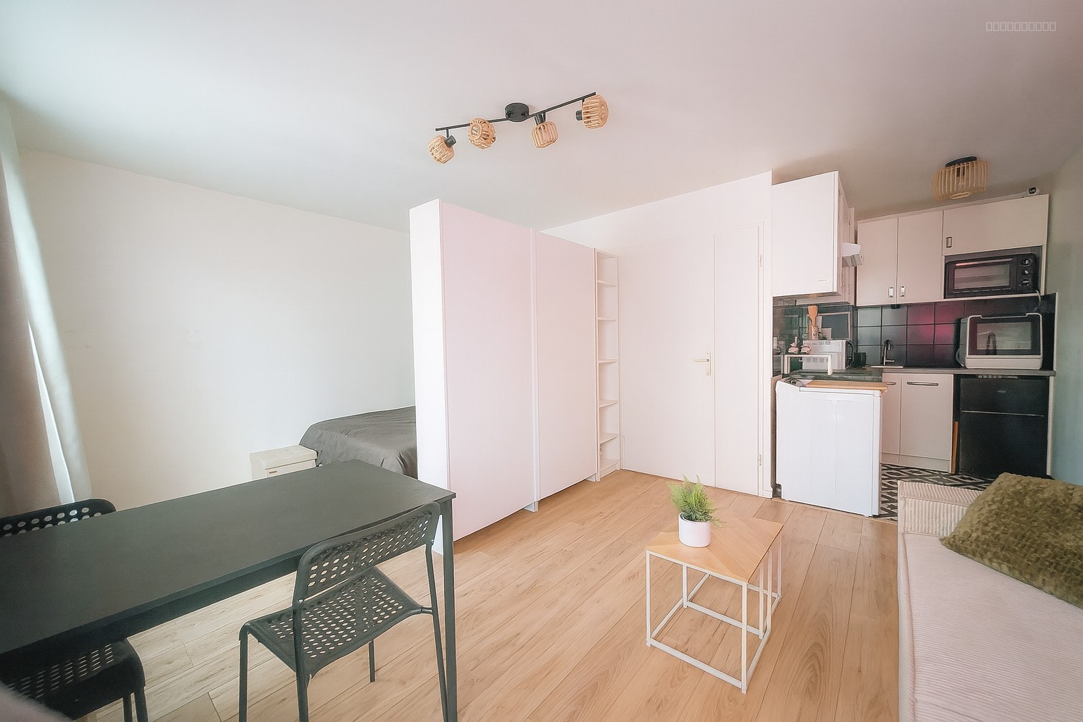 Studio lumineux avec balcon — photo 5