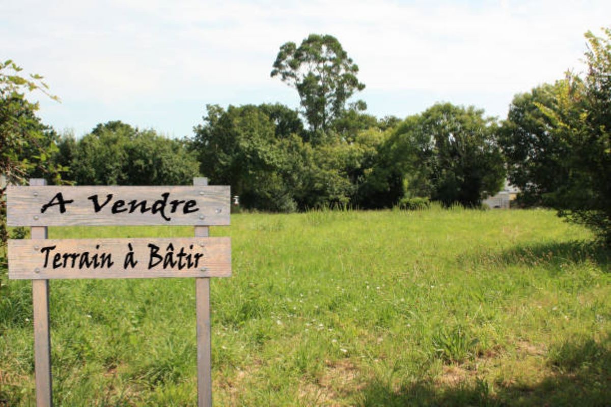 À VENDRE : Terrain tertiaire de 14 766 m2 avec bâtiments et garages - Idéal pour promoteurs/investisseurs à Ch — photo 3