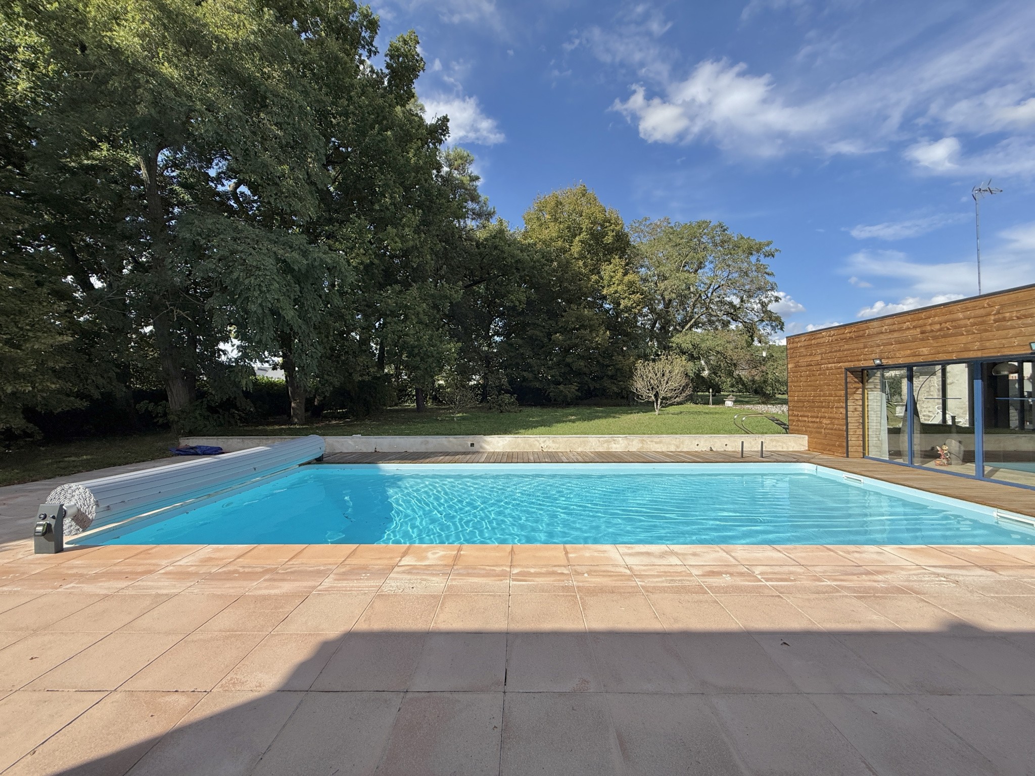 Maison de charme avec dépendance, 245 m2 habitables, terrain de 3897 m2 et quadruple garage   Artannes-sur-Ind — photo 2