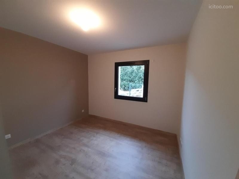 Chambre lumineuse avec parquet clair et mur de couleur neutre, maison à louer à Renaison