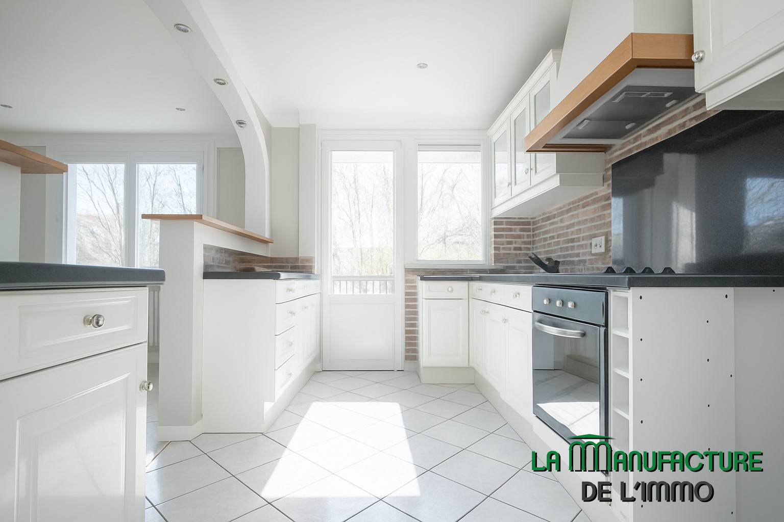 APPARTEMENT F2 BIS COSY  AVEC BALCON - CAVE / RUE HENRI DECHAUD-FAURIEL. — photo 6