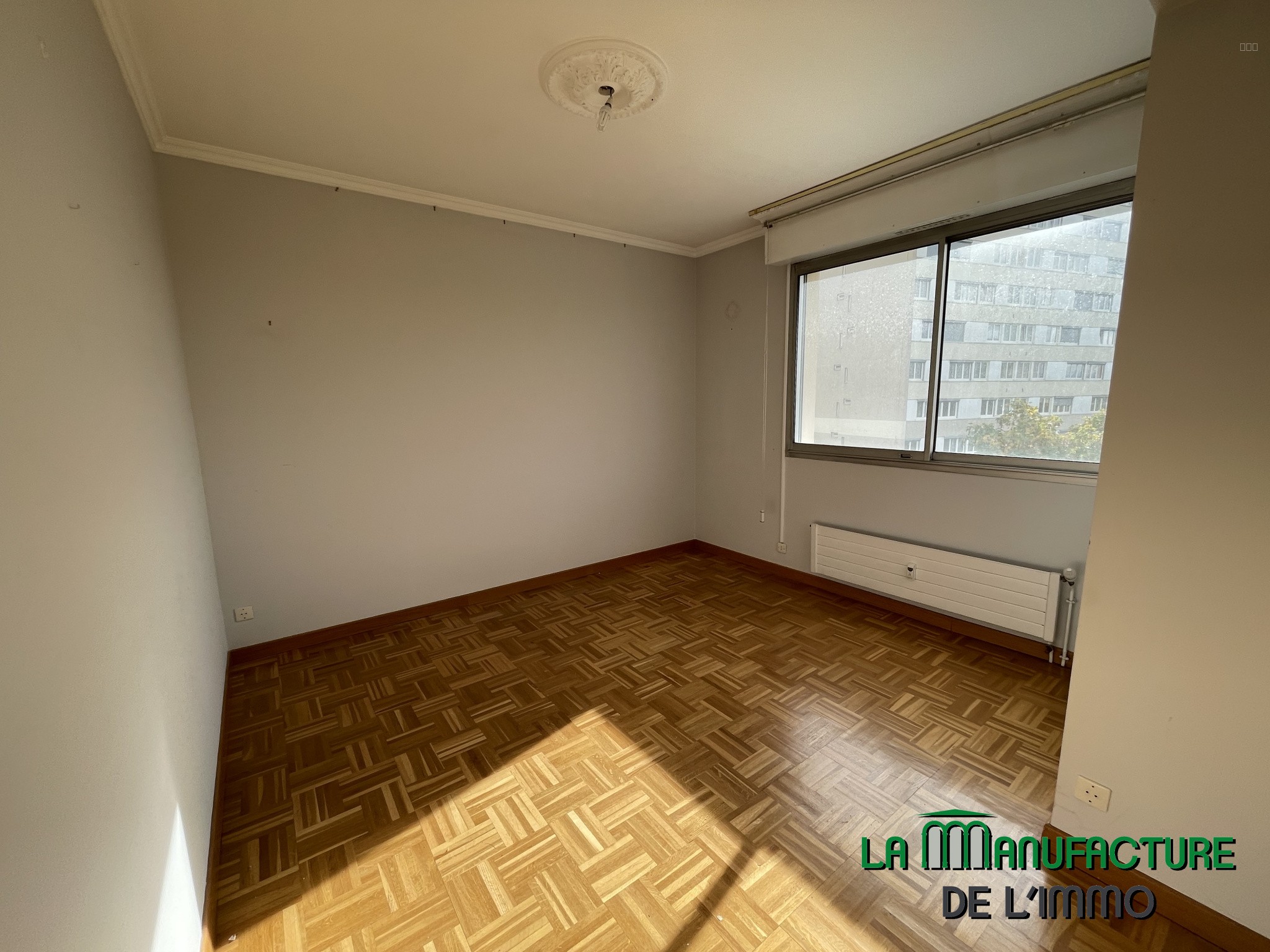 5 PIECES 106M2 - APPARTEMENT F5 LUMINEUX A RAFRAICHIR - GARAGE ET CAVE - PARC DE L'EUROPE/LA METARE — photo 3