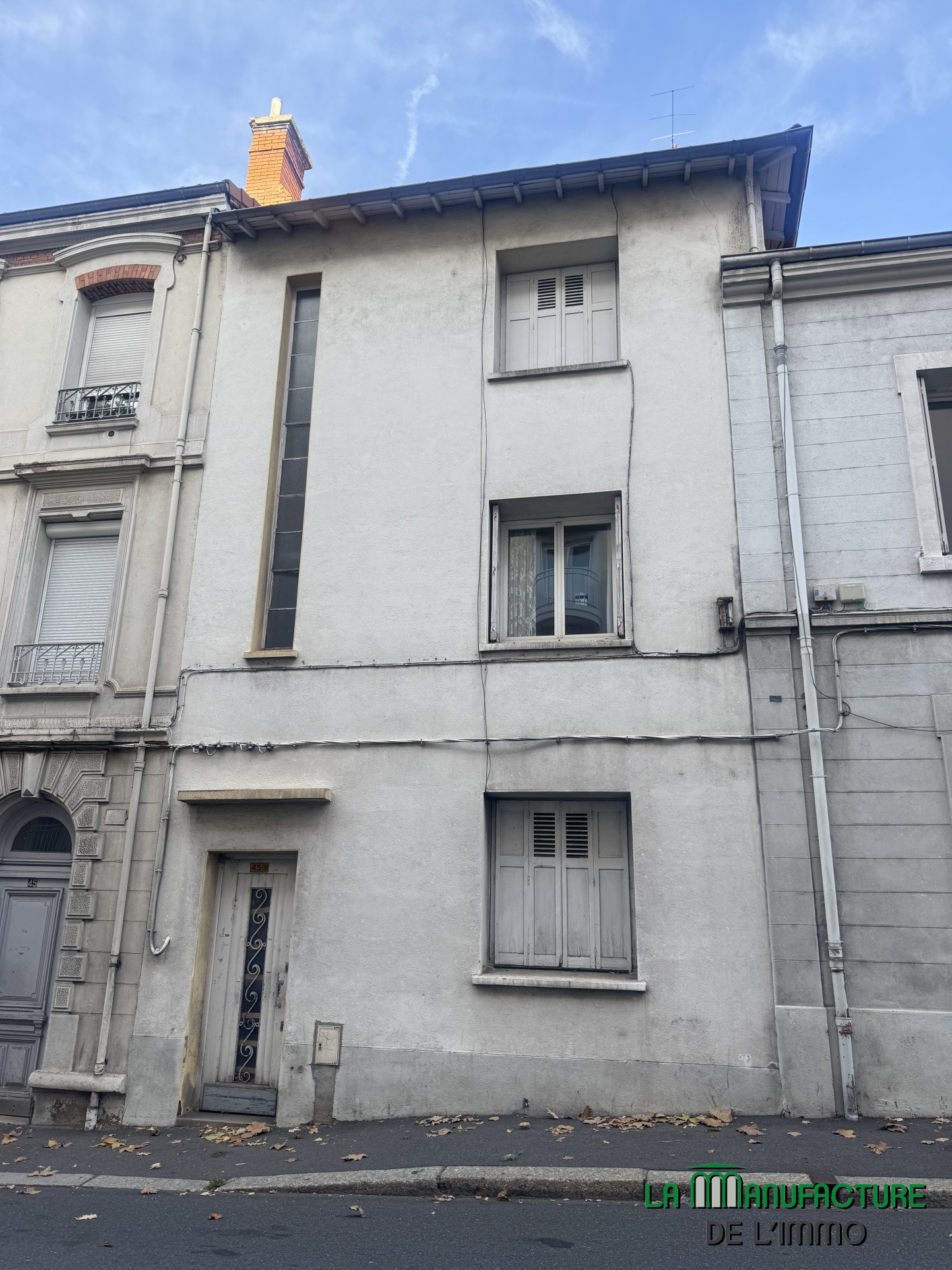 IDEAL INVESTISSEURS - IMMEUBLE DE RAPPORT DE 3 LOGEMENTS F2 / CHATEAUCREUX-PROX. CENTRE VILLE — photo 2