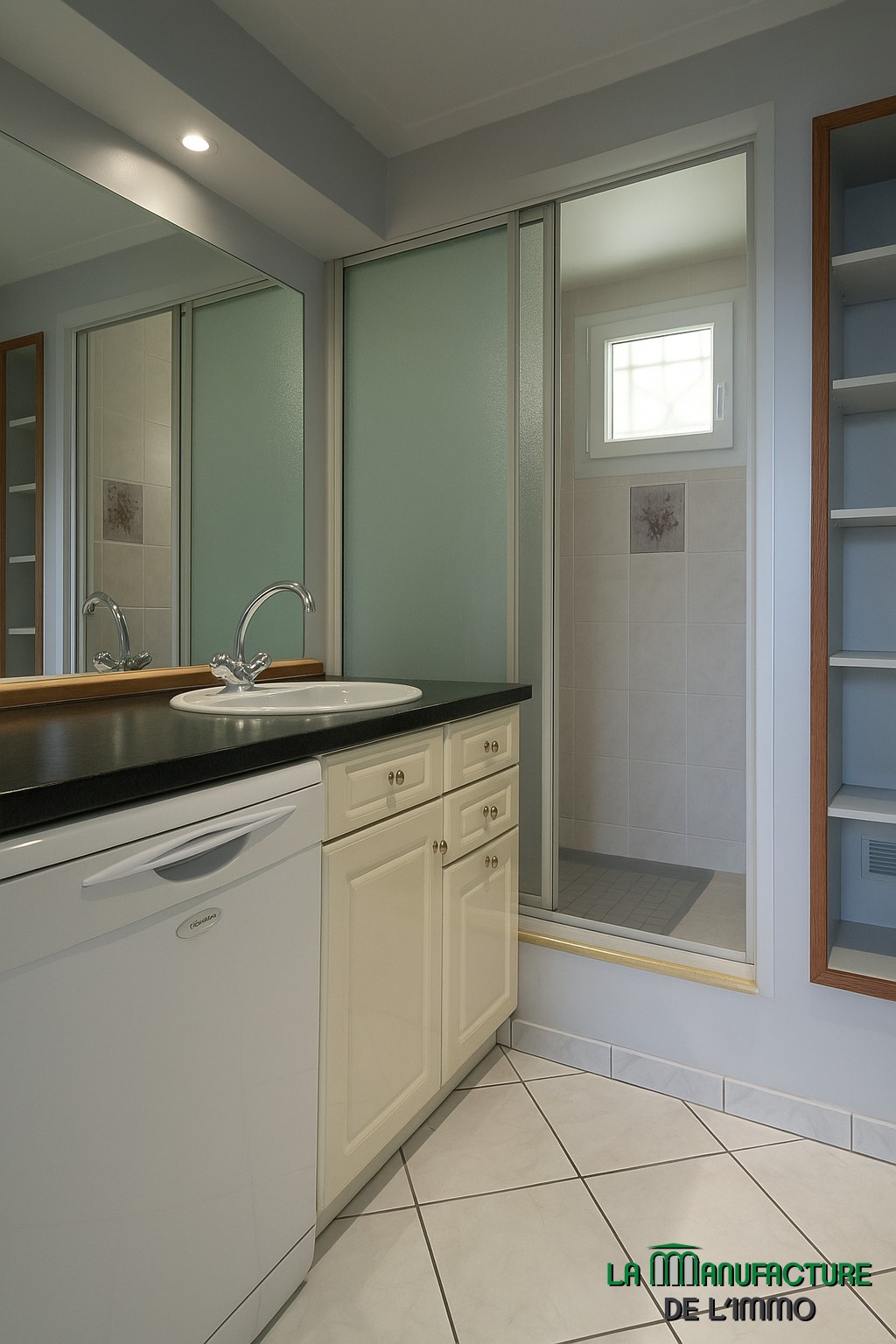 APPARTEMENT F2 BIS COSY  AVEC BALCON - CAVE / RUE HENRI DECHAUD-FAURIEL. — photo 10