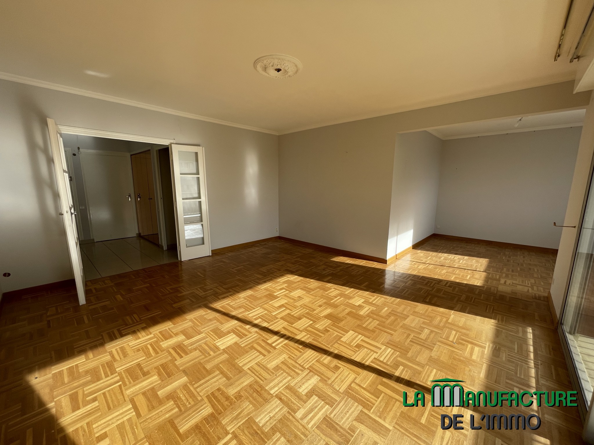 5 PIECES 106M2 - APPARTEMENT F5 LUMINEUX A RAFRAICHIR - GARAGE ET CAVE - PARC DE L'EUROPE/LA METARE — photo 2