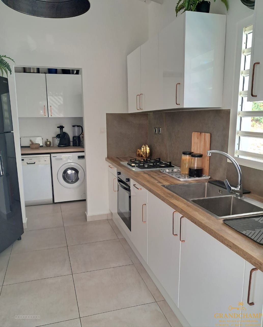VILLA T5 AVEC PISCINE - BAIE ORIENTALE — photo 4