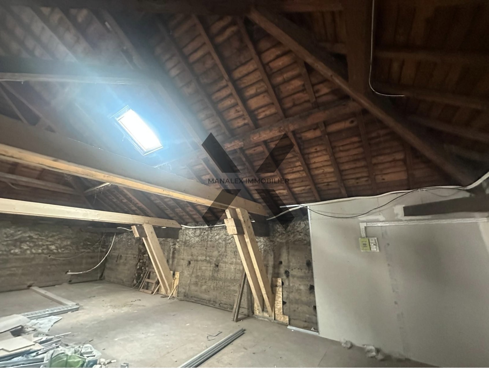 Plateau sous combles à rénover   47 m2   Roanne — photo 2