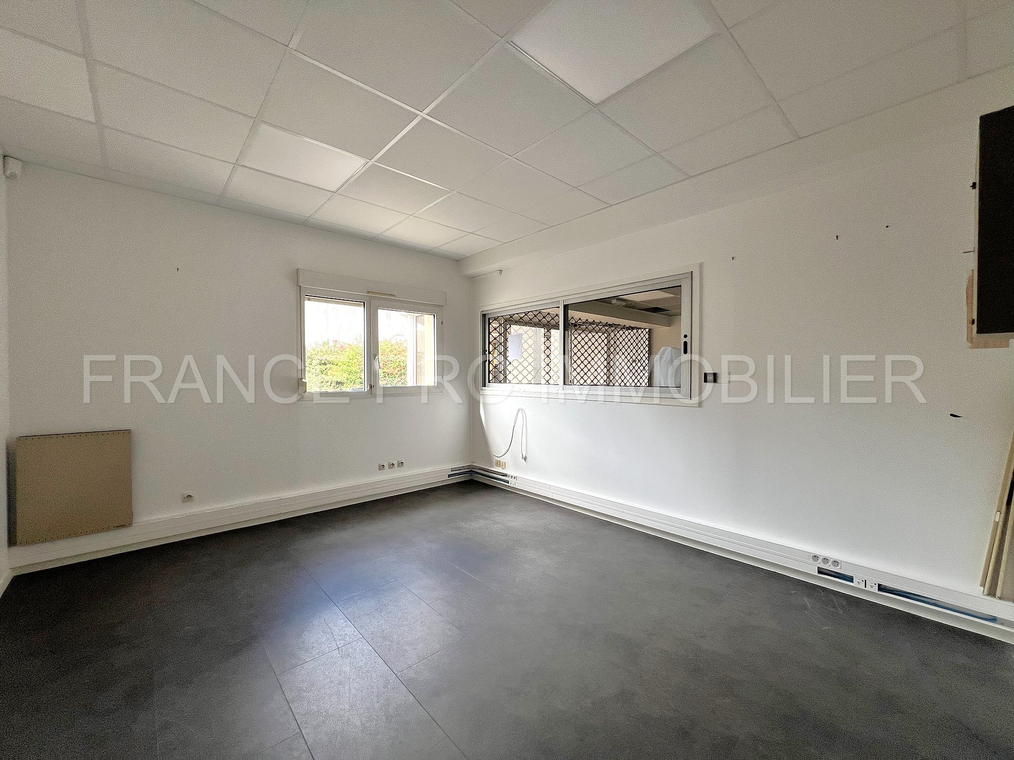 Bâtiment à usage de bureaux 735 m2 Z.A CHERBOURG EN COTENTIN — photo 4