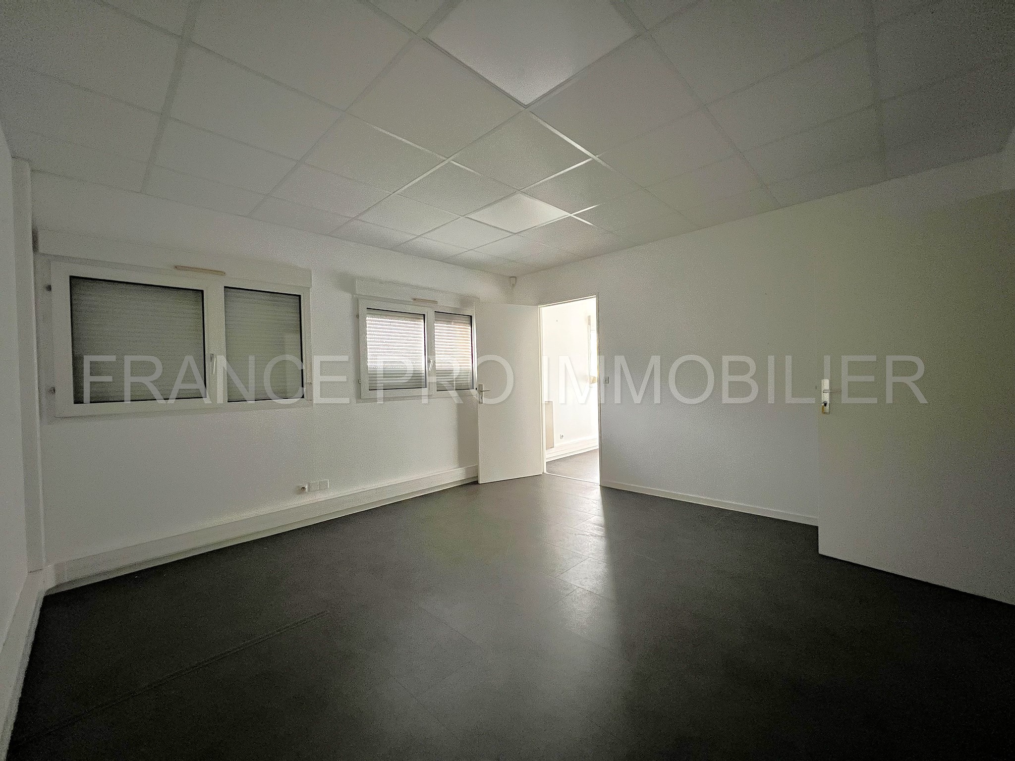 Bâtiment à usage de bureaux 735 m2 Z.A CHERBOURG EN COTENTIN — photo 5