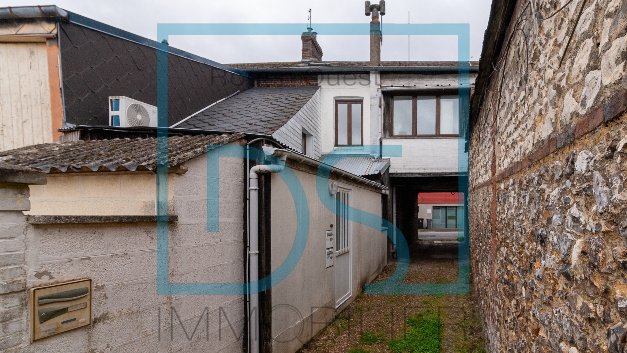 IMMEUBLE A USAGE MIXTE HABITATION ET COMMERCE — photo 13