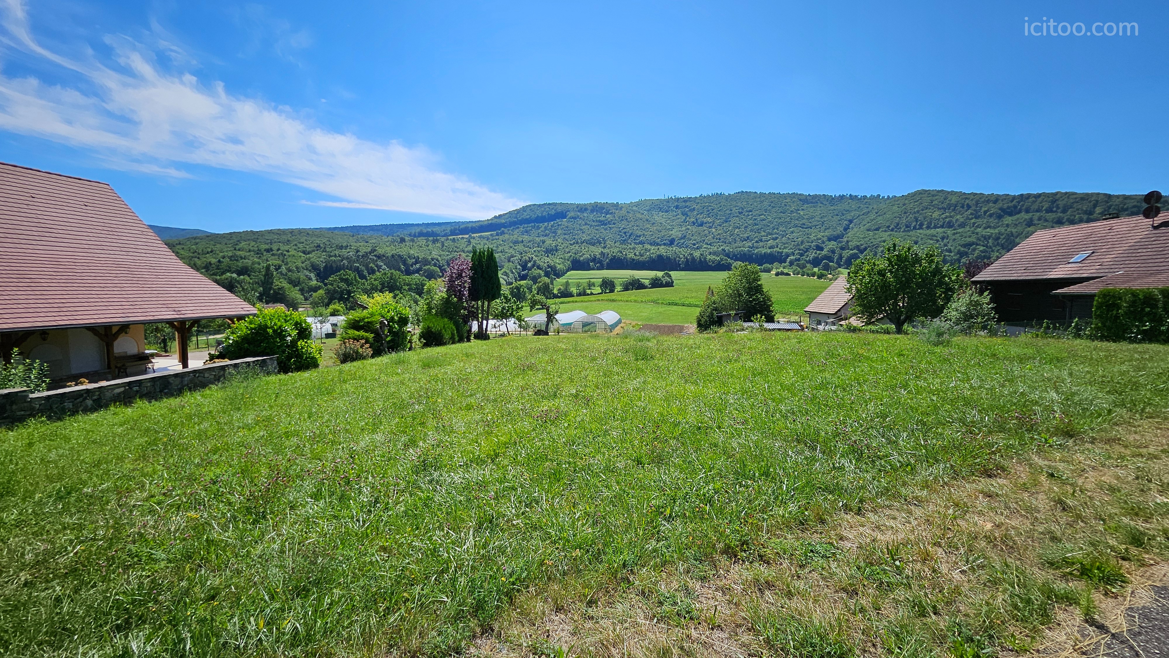 Terrain à bâtir à Wolschwiller avec vue dégagée sur la campagne et les collines du Jura alsacien.