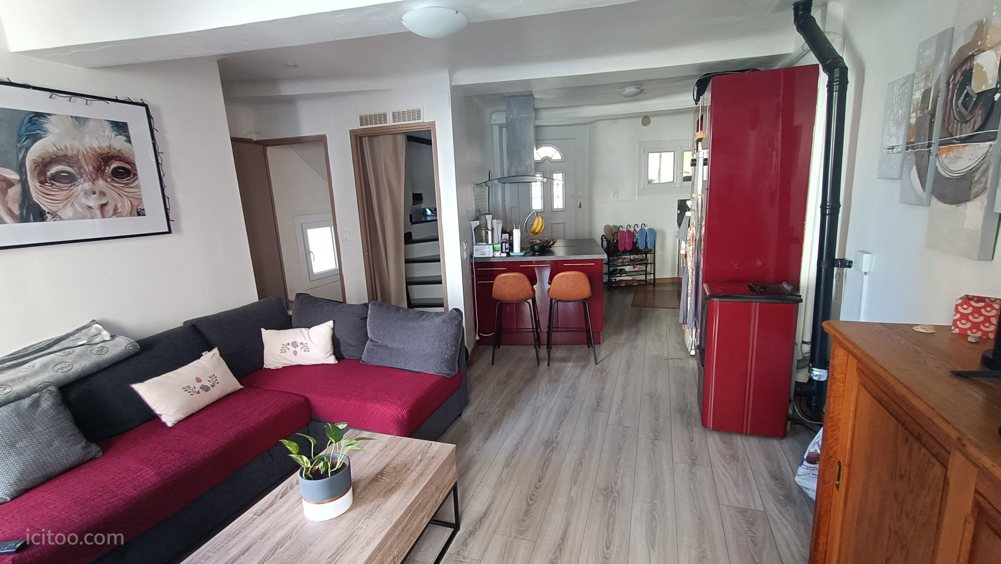 Salon lumineux et spacieux de 78m² dans une maison à Volonne, offrant une vue dégagée.