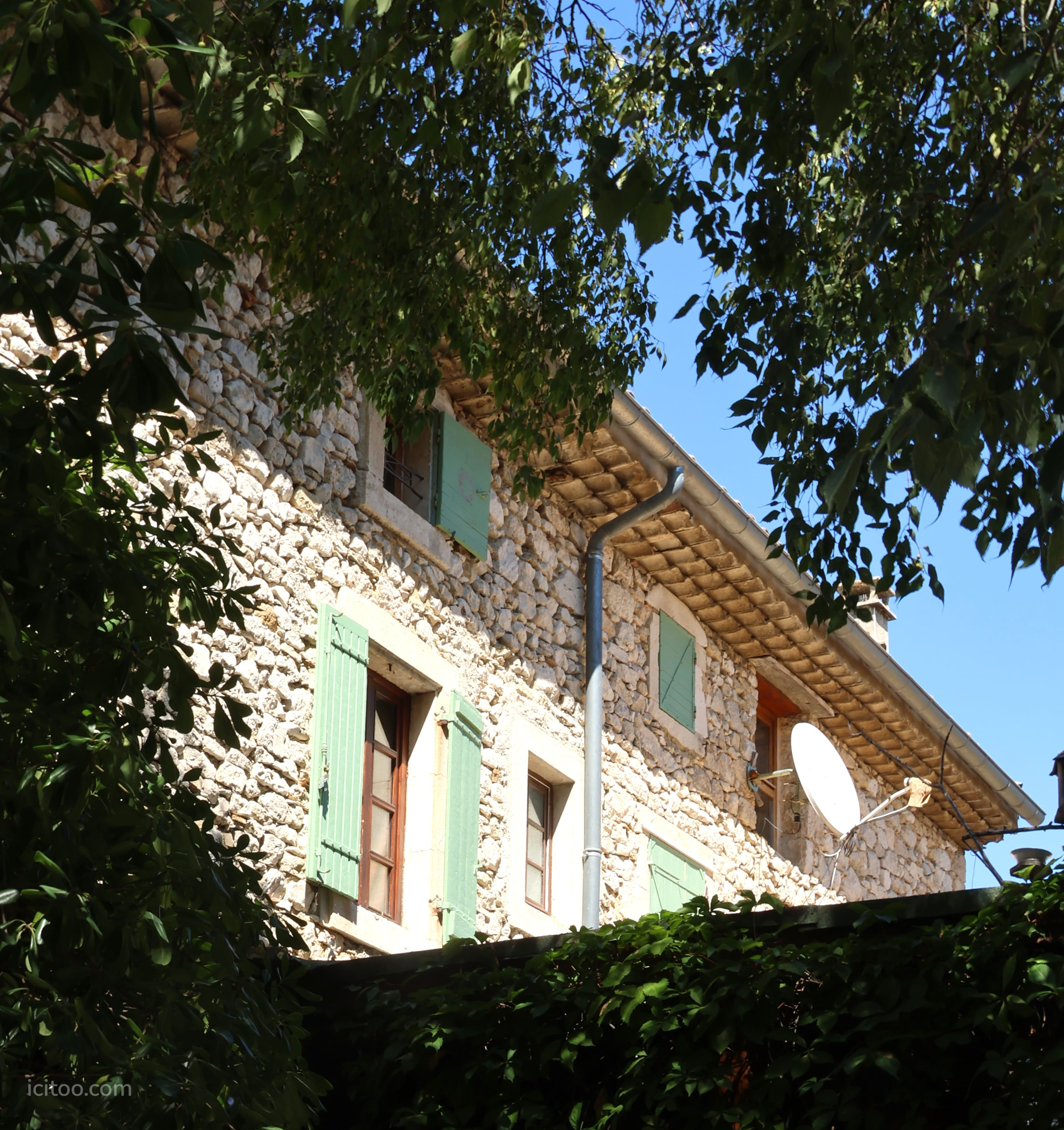 Salon spacieux et lumineux de la maison de caractère, idéal pour la vie de famille à Verfeuil.