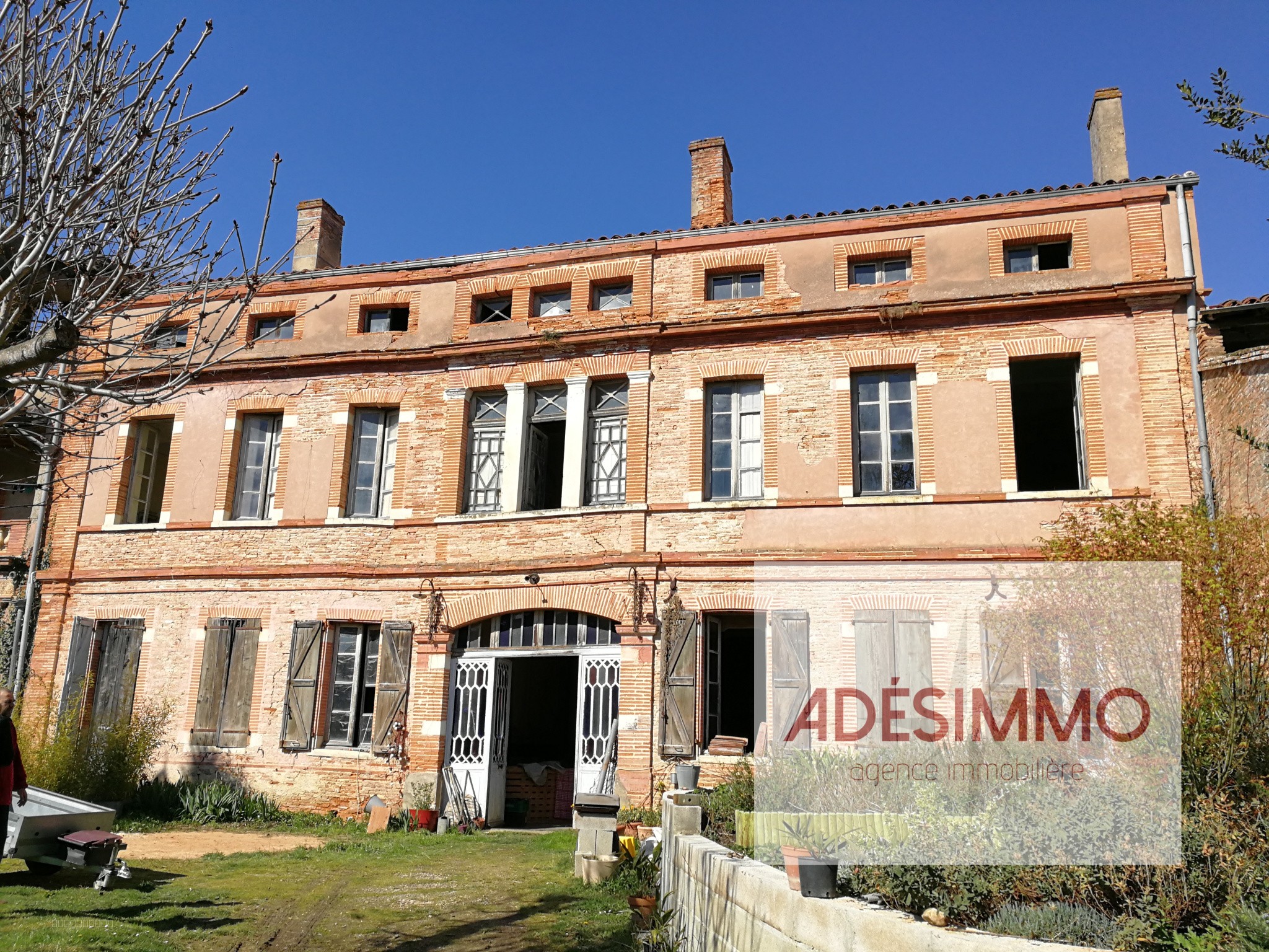 MAGINFIQUE BATISSE  de 800m2 à rénover avec jardin — photo 2