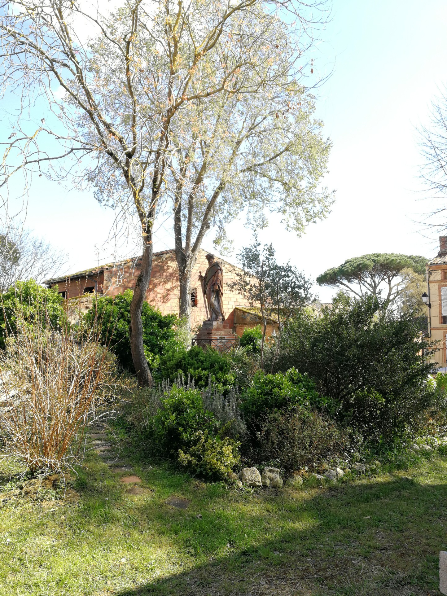 MAGINFIQUE BATISSE  de 800m2 à rénover avec jardin — photo 8