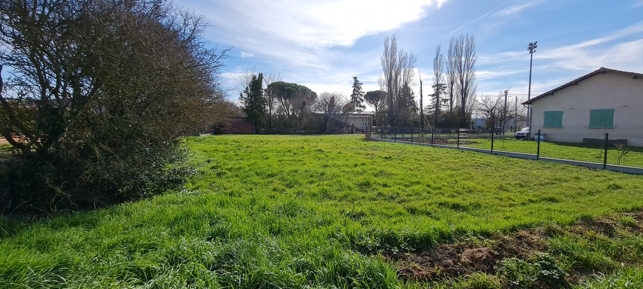 À Saint-Sulpice-Sur-Lèze, terrain de 1007m2 en vente — photo 2