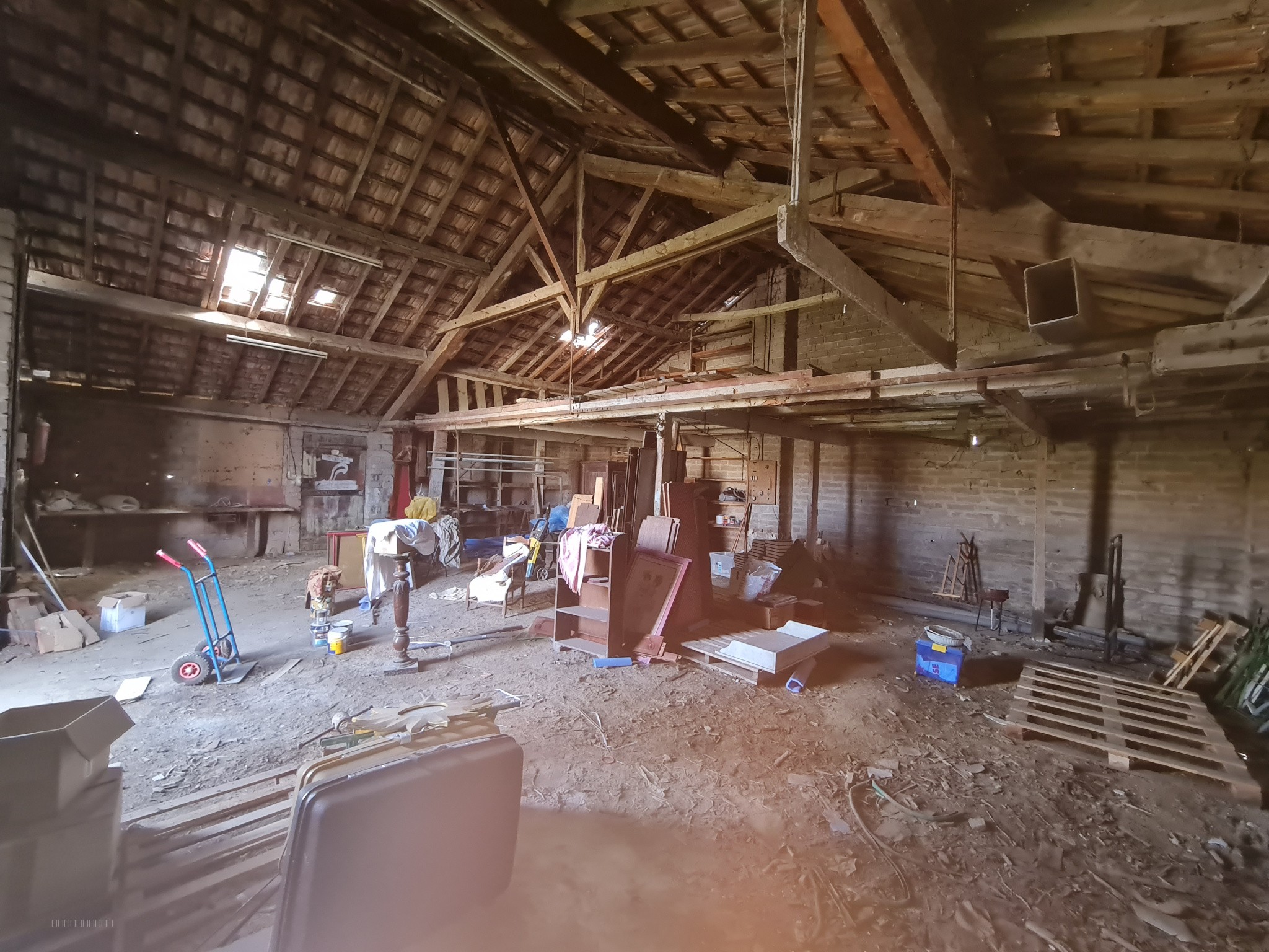 Garage de 140m2 à rénover avec jardin — photo 2