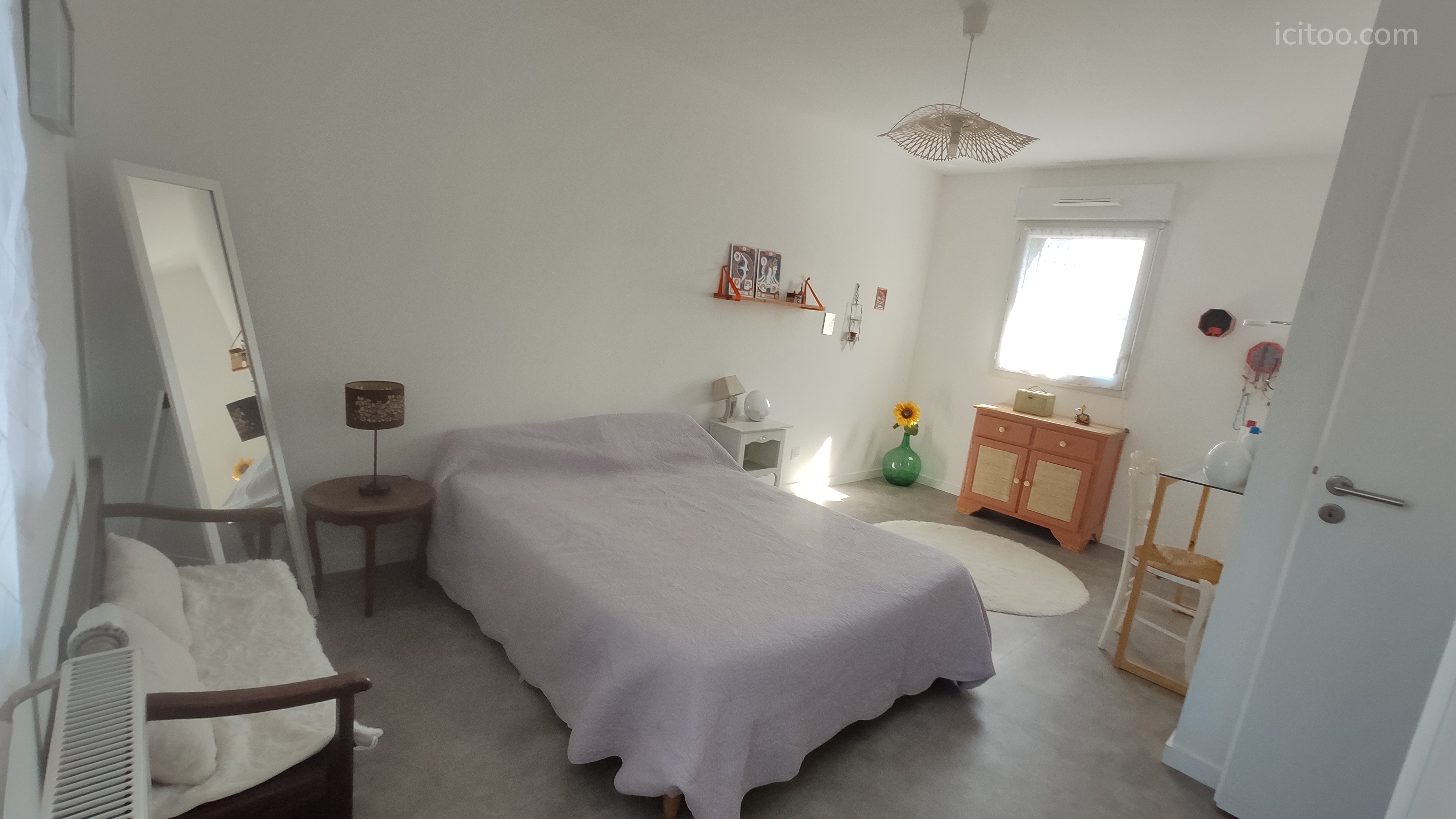 Chambre avec lit double, grand miroir et meubles de rangement, maison à vendre à Saint-Herblain
