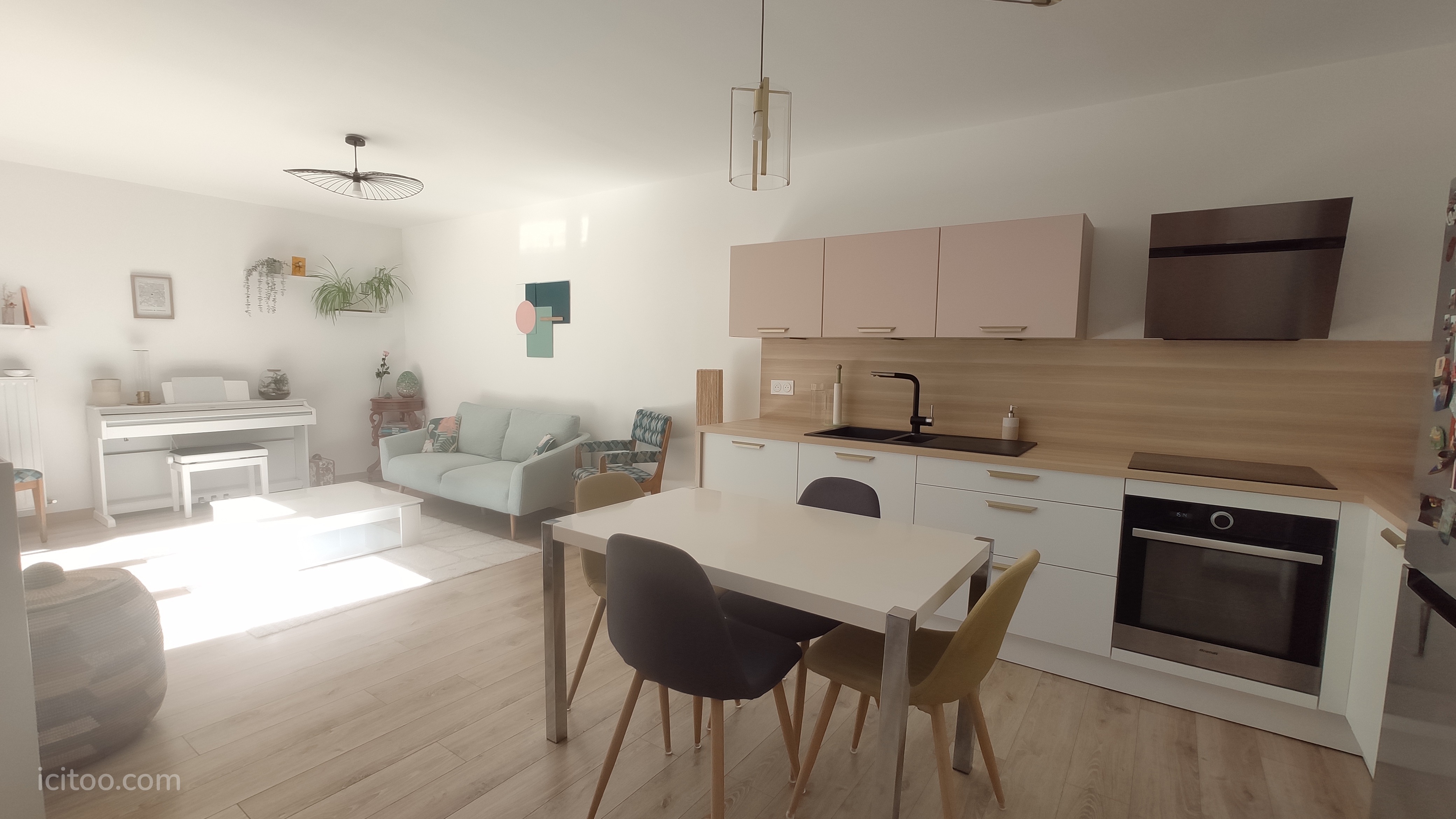 Cuisine aménagée et équipée ouverte sur un salon séjour lumineux, maison à vendre à Saint-Herblain