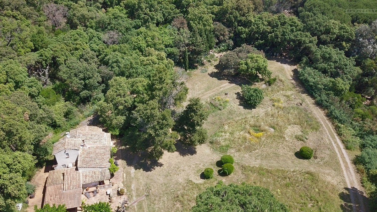 Maison et dépendances sur parcelle arborée de plus de 15 000 M2 — photo 19