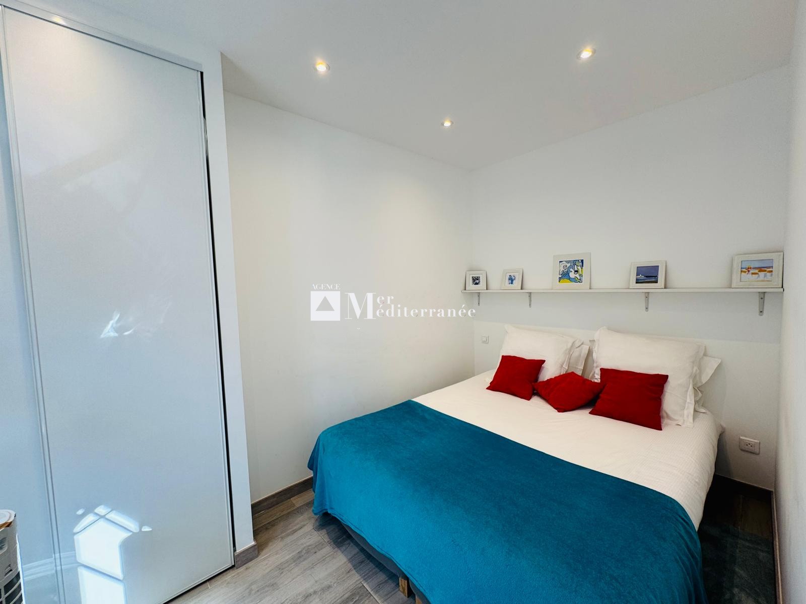 A VENDRE : APPARTEMENT 2 PIECES EN REZ DE JARDIN SUR LA PLAGE - (83310) PORT-GRIMAUD — photo 6
