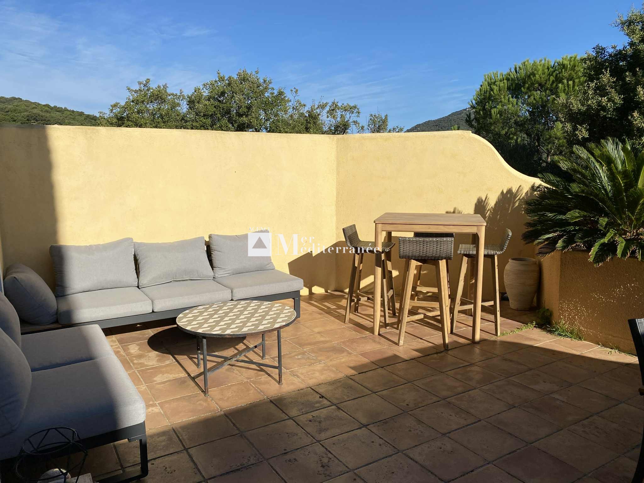 A VENDRE - APPARTEMENT 4 PIÈCES EN REZ-DE-CHAUSSÉE, SITUÉ DANS UN DOMAINE SÉCURISÉ AVEC VUE SUR LA MER (83310 — photo 13