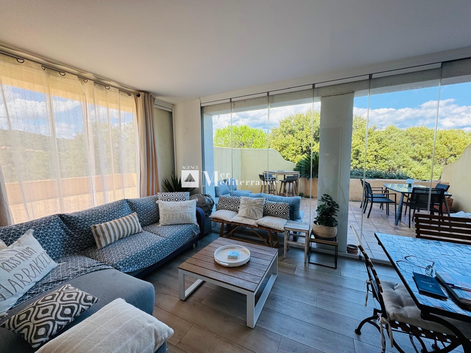 A VENDRE - APPARTEMENT 4 PIÈCES EN REZ-DE-CHAUSSÉE, SITUÉ DANS UN DOMAINE SÉCURISÉ AVEC VUE SUR LA MER (83310 — photo 2