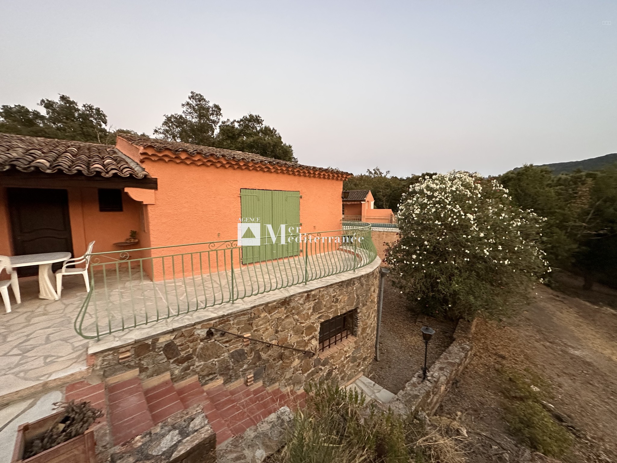 À VENDRE - PROPRIÉTÉ DE 6,3 HECTARES, MAISON DE PLAIN-PIED + APPARTEMENT SUR LA MÔLE (83310) — photo 9