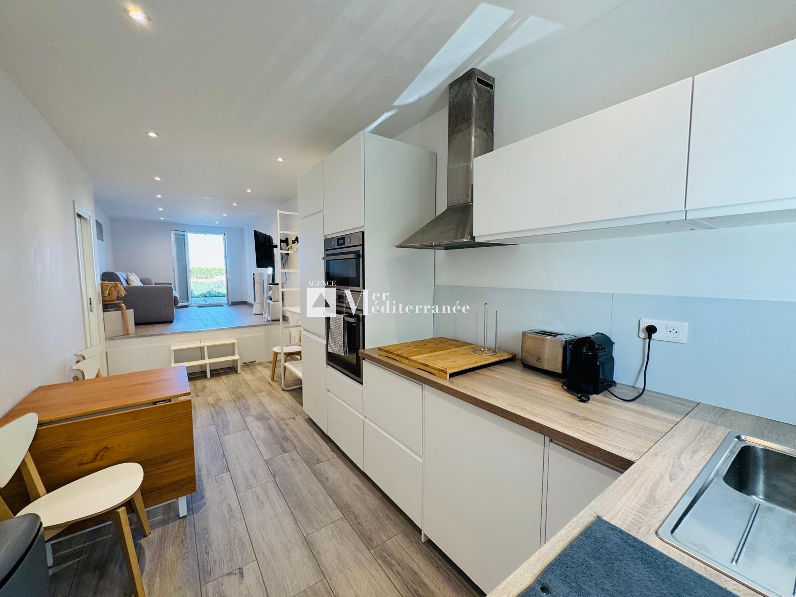 A VENDRE : APPARTEMENT 2 PIECES EN REZ DE JARDIN SUR LA PLAGE - (83310) PORT-GRIMAUD — photo 4