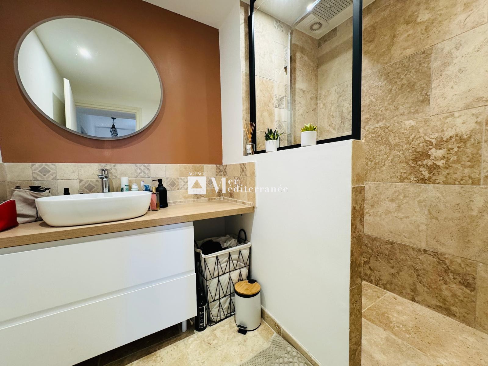 A VENDRE - CHARMANT APPARTEMENT RÉNOVÉ DE 3 PIÈCES DANS UNE RÉSIDENCE À COGOLIN — photo 7