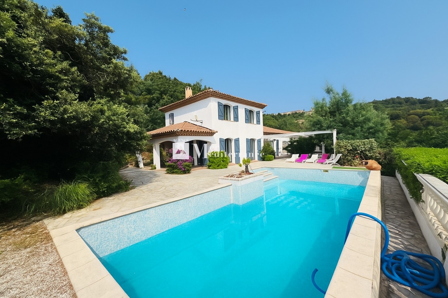 A VENDRE - VILLA 6 PIECES LES ISSAMBRES 150m2 AVEC UNE VUE DEGAGEE - 83380 LES ISSAMBRES — photo 4