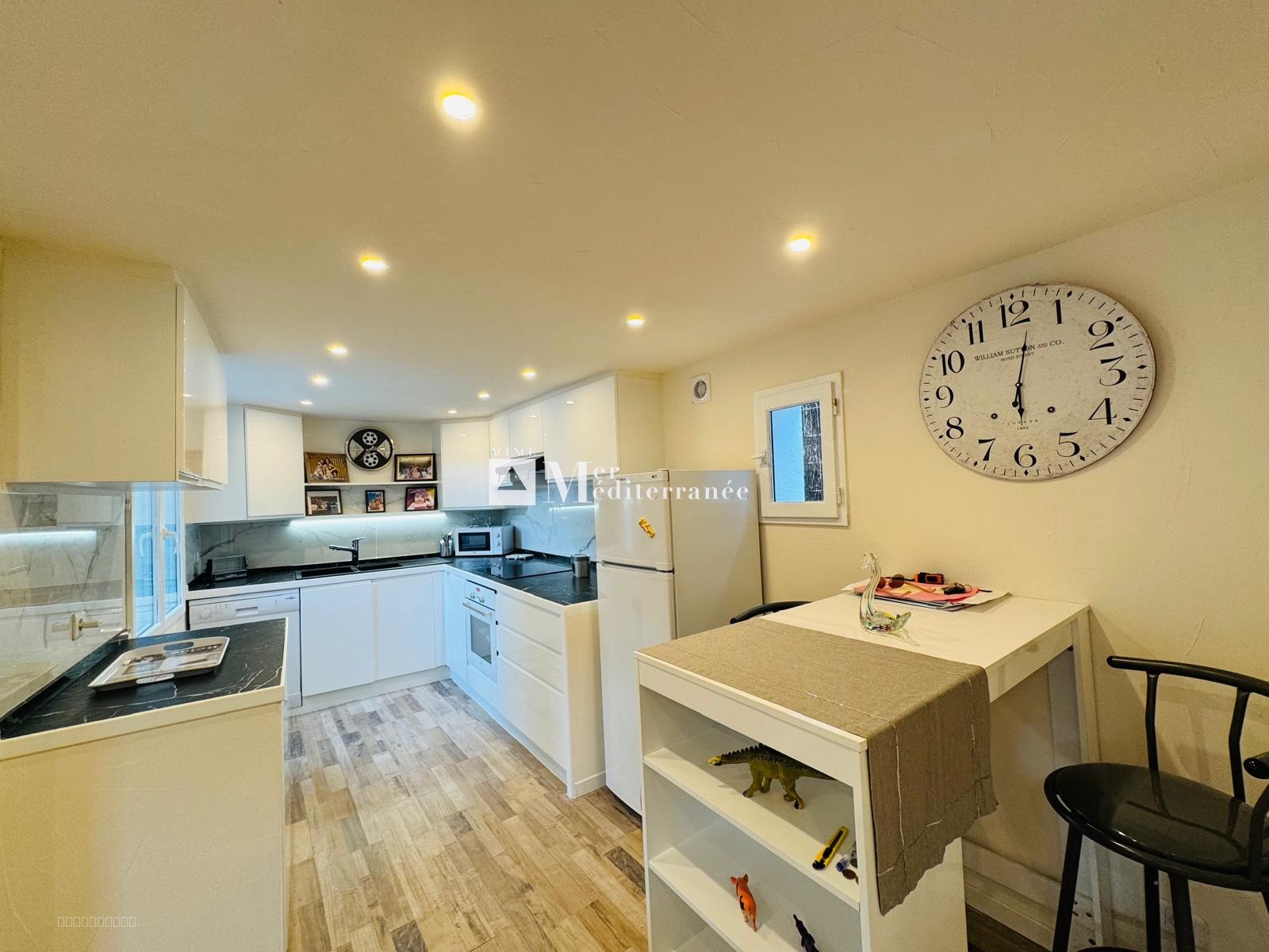 PROPOSÉ UNIQUEMENT PAR NOTRE AGENCE - A VENDRE - MAISON 5 PIECES DE 185M2 AVEC UN DOUBLE GARAGE DE 45 M2 A GRI — photo 4