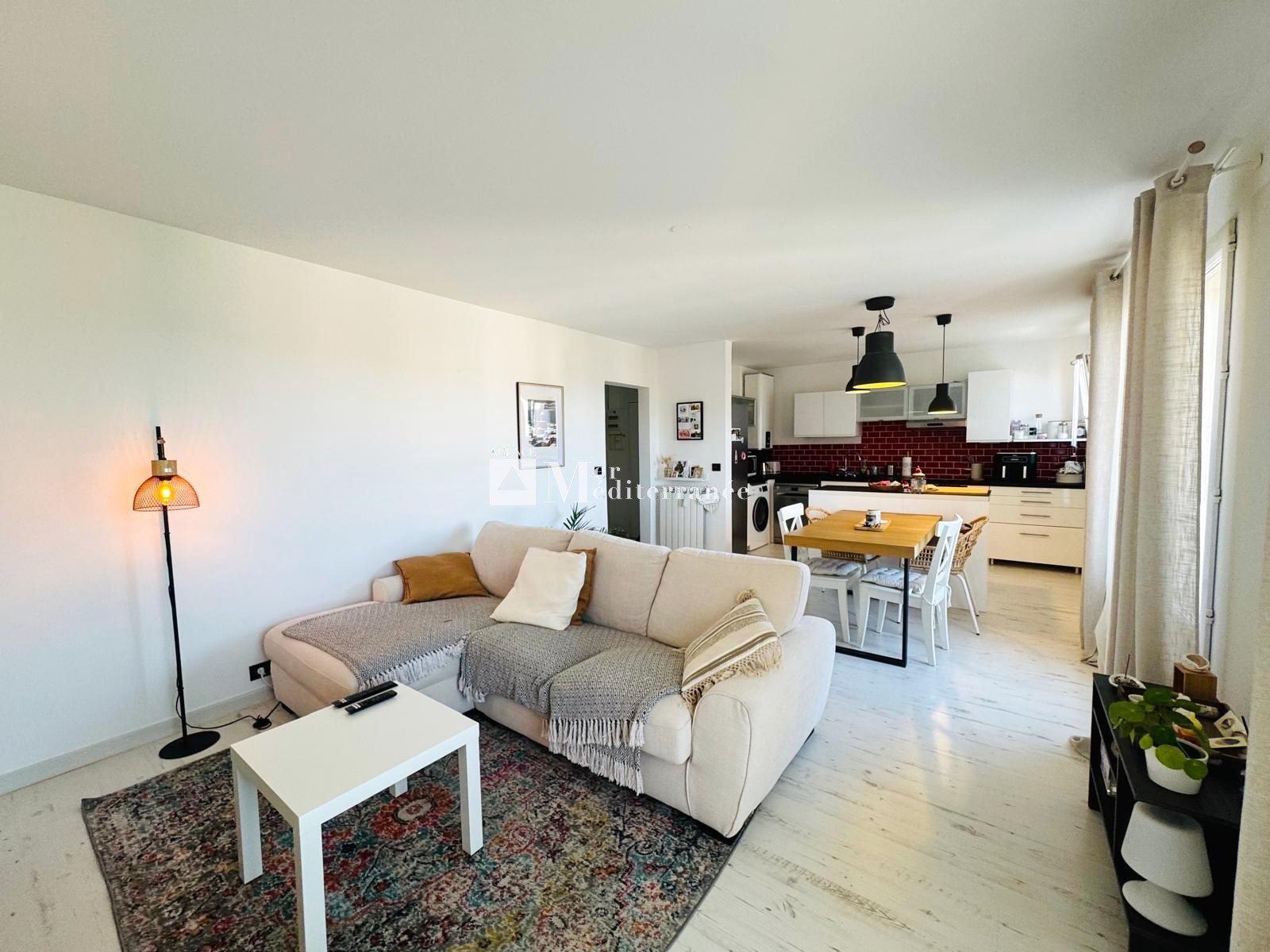 A VENDRE - CHARMANT APPARTEMENT RÉNOVÉ DE 3 PIÈCES DANS UNE RÉSIDENCE À COGOLIN — photo 2