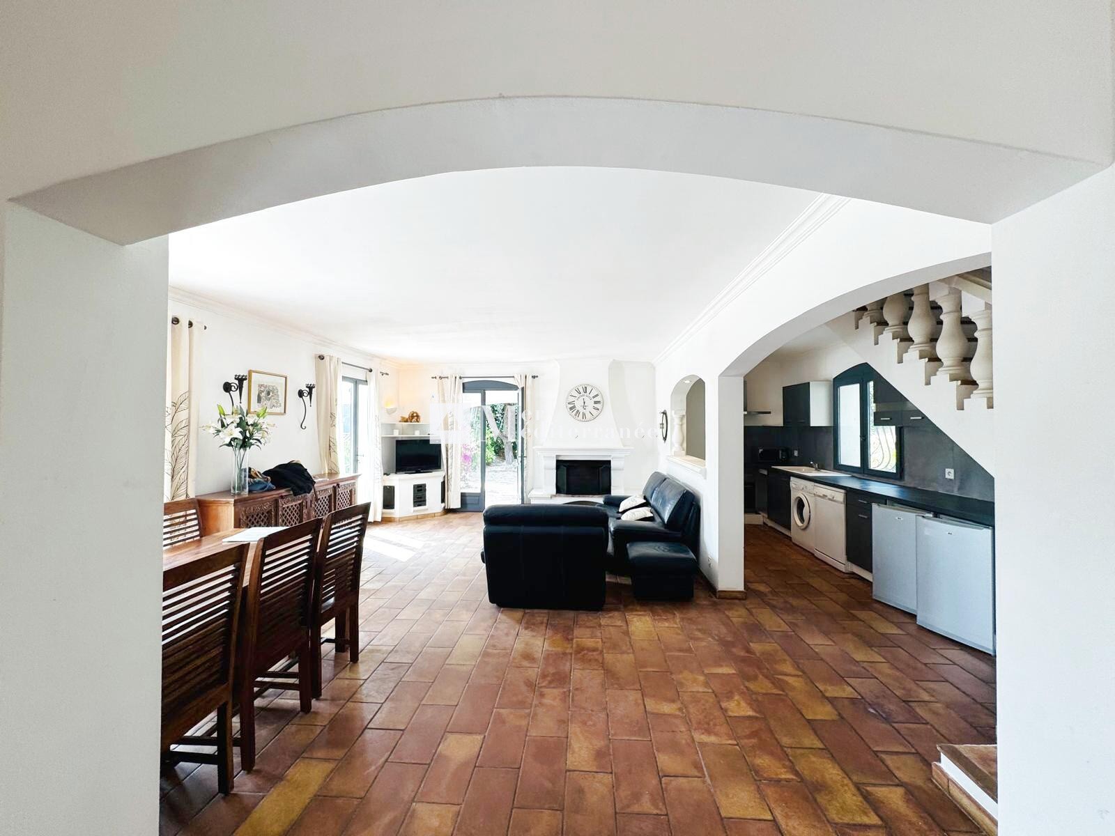 A VENDRE - VILLA 6 PIECES LES ISSAMBRES 150m2 AVEC UNE VUE DEGAGEE - 83380 LES ISSAMBRES — photo 5
