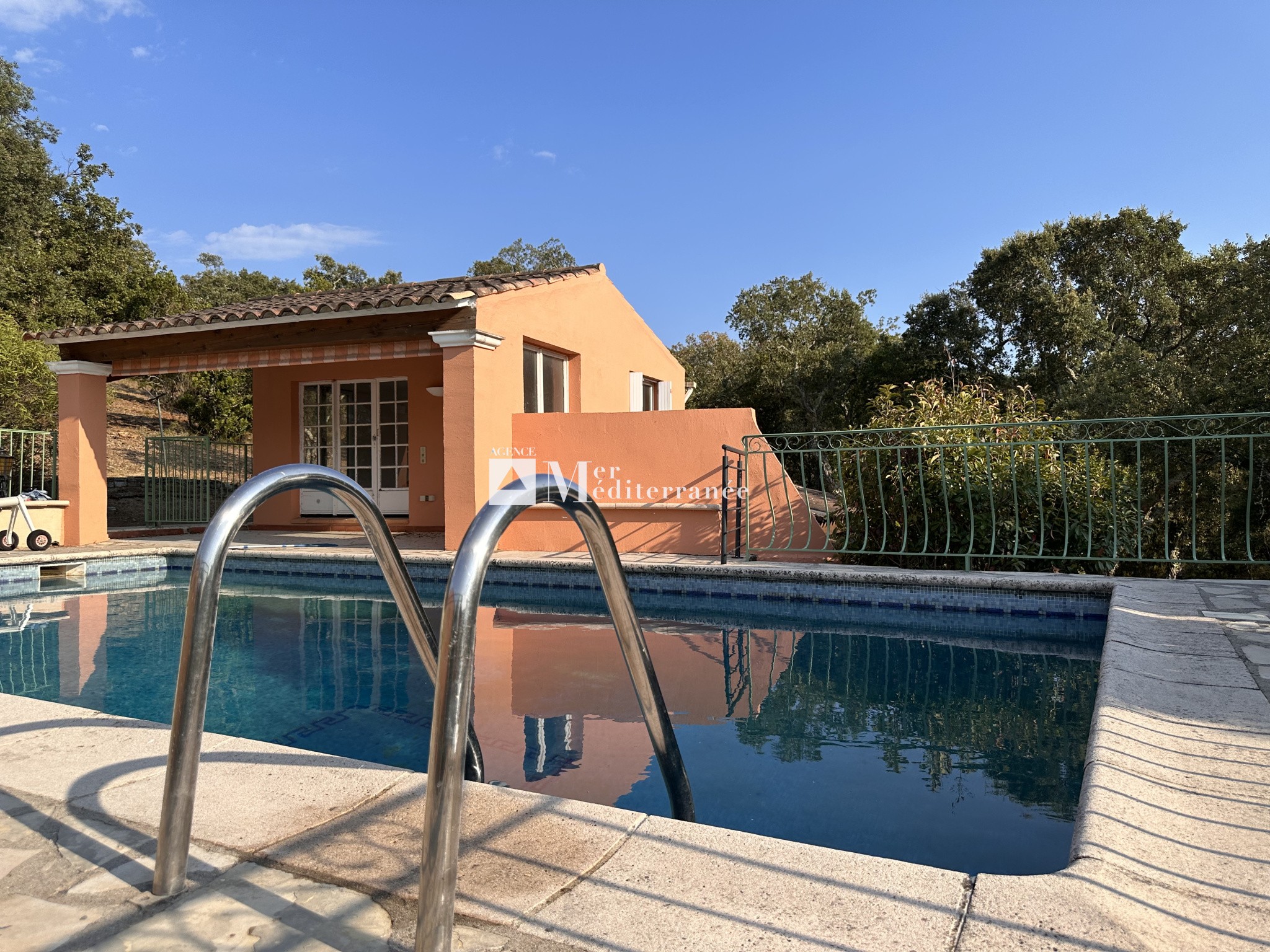 À VENDRE - PROPRIÉTÉ DE 6,3 HECTARES, MAISON DE PLAIN-PIED + APPARTEMENT SUR LA MÔLE (83310) — photo 4