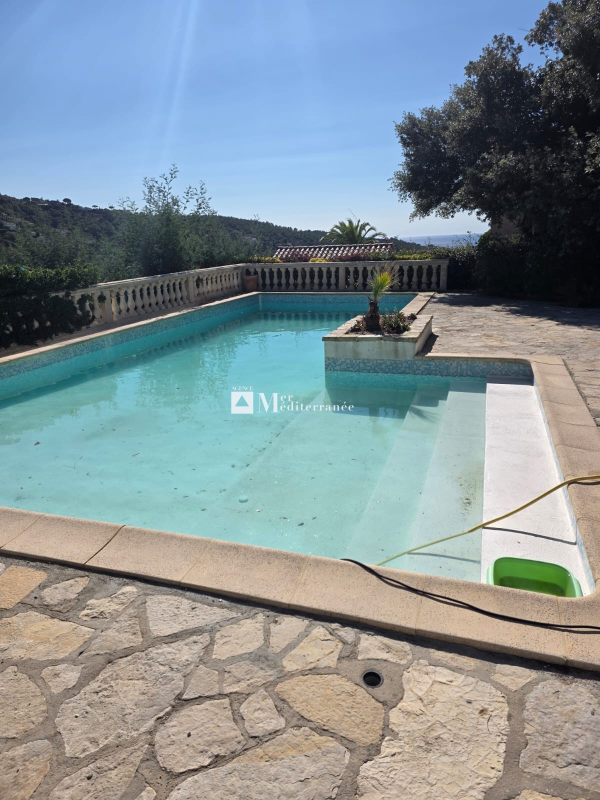 A VENDRE - VILLA 6 PIECES LES ISSAMBRES 150m2 AVEC UNE VUE DEGAGEE - 83380 LES ISSAMBRES — photo 18