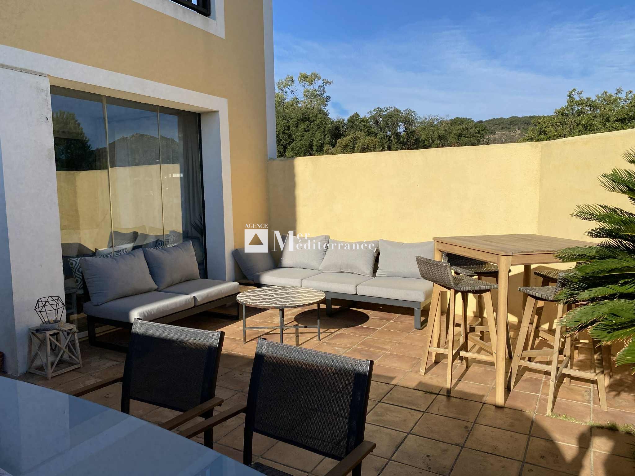 A VENDRE - APPARTEMENT 4 PIÈCES EN REZ-DE-CHAUSSÉE, SITUÉ DANS UN DOMAINE SÉCURISÉ AVEC VUE SUR LA MER (83310 — photo 14