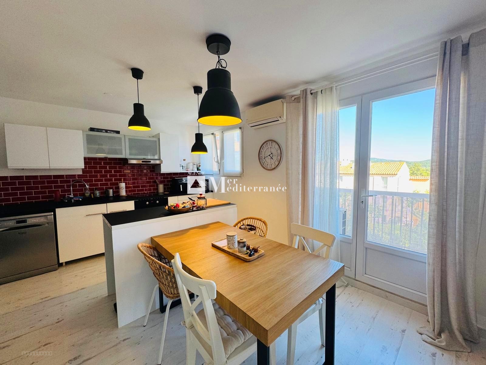 A VENDRE - CHARMANT APPARTEMENT RÉNOVÉ DE 3 PIÈCES DANS UNE RÉSIDENCE À COGOLIN — photo 4