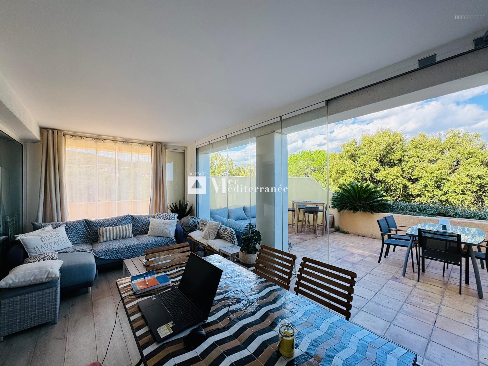 A VENDRE - APPARTEMENT 4 PIÈCES EN REZ-DE-CHAUSSÉE, SITUÉ DANS UN DOMAINE SÉCURISÉ AVEC VUE SUR LA MER (83310 — photo 3
