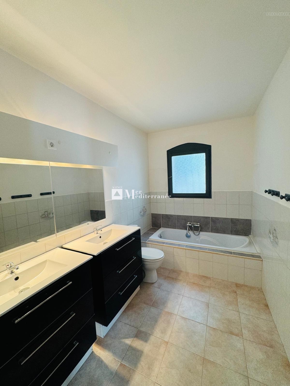 A VENDRE - VILLA 6 PIECES LES ISSAMBRES 150m2 AVEC UNE VUE DEGAGEE - 83380 LES ISSAMBRES — photo 11