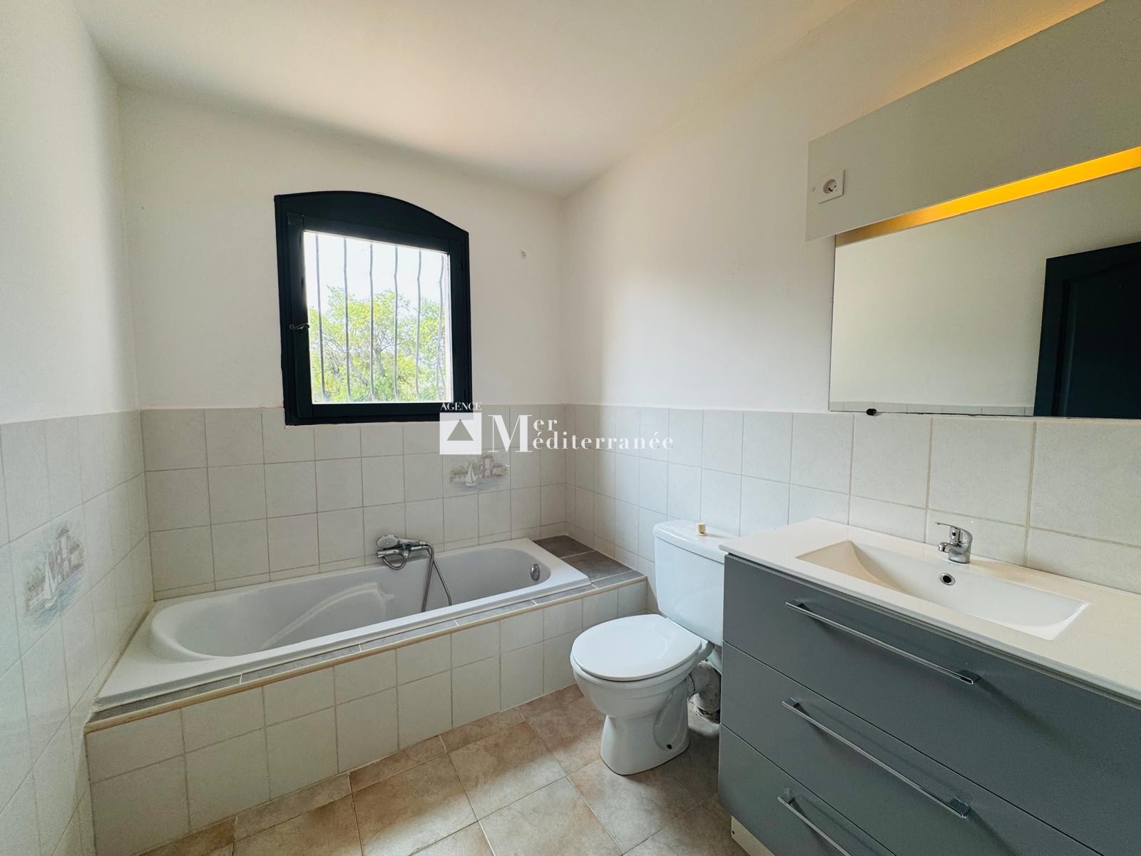 A VENDRE - VILLA 6 PIECES LES ISSAMBRES 150m2 AVEC UNE VUE DEGAGEE - 83380 LES ISSAMBRES — photo 16