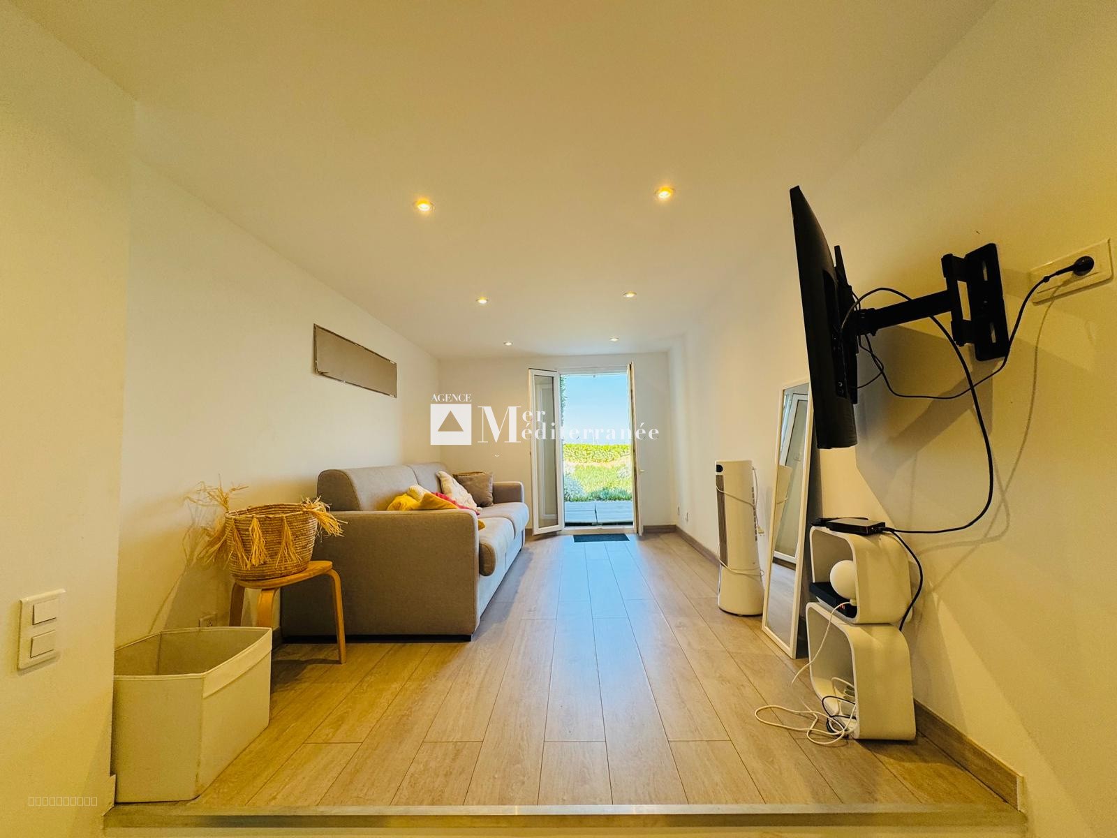 A VENDRE : APPARTEMENT 2 PIECES EN REZ DE JARDIN SUR LA PLAGE - (83310) PORT-GRIMAUD — photo 2