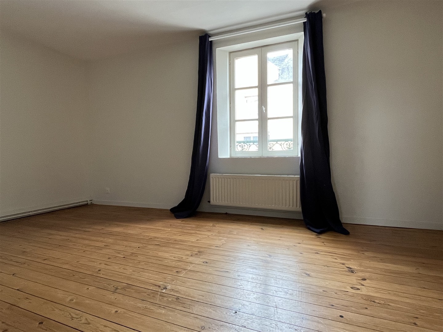 Maison construite en briques et couverte en ardoises se situe en plein centre ville à 1mn à pied des commerces — photo 11