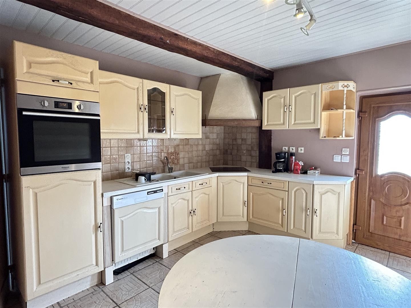 Non loin du centre ville de Vimoutiers, cette propriété vous offre une maison d'habitation d'environ 105m2 + c — photo 4