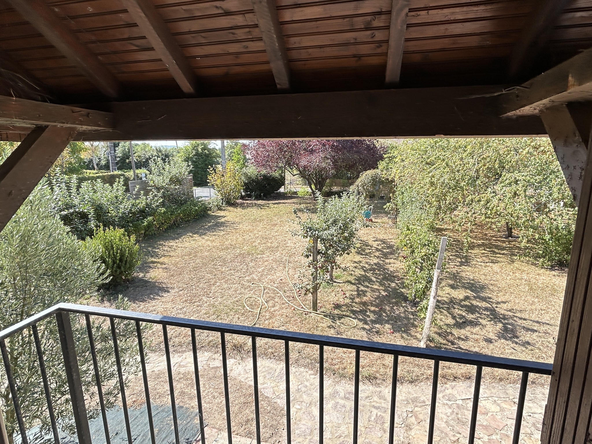 Une maison en pierres et tuiles de pays d'environ 160m2 comprenant: -Au rez-de-chaussée: cuisine aménagé avec — photo 19