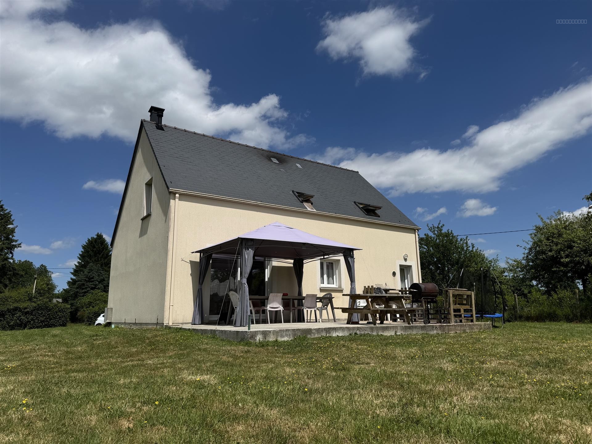 Proposée par Cazin Immobilier Située entre Vimoutiers et Gacé, dans un environnement paisible et verdoyant, ce — photo 3