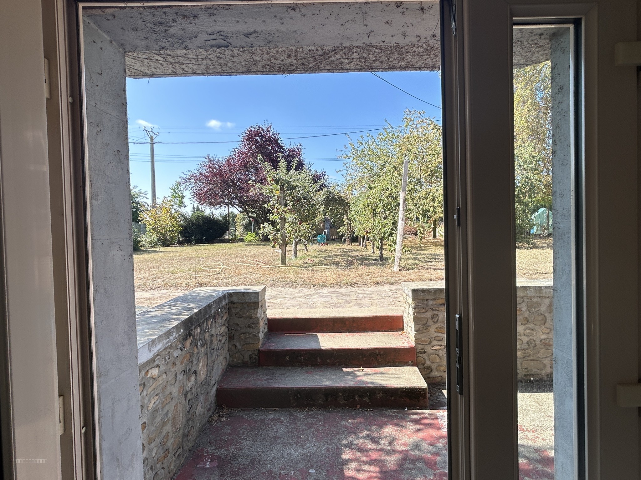 Une maison en pierres et tuiles de pays d'environ 160m2 comprenant: -Au rez-de-chaussée: cuisine aménagé avec — photo 8