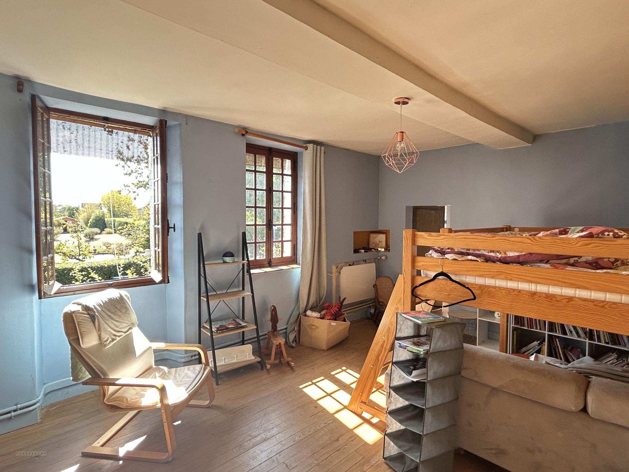 Une maison en pierres et tuiles de pays d'environ 160m2 comprenant: -Au rez-de-chaussée: cuisine aménagé avec — photo 12