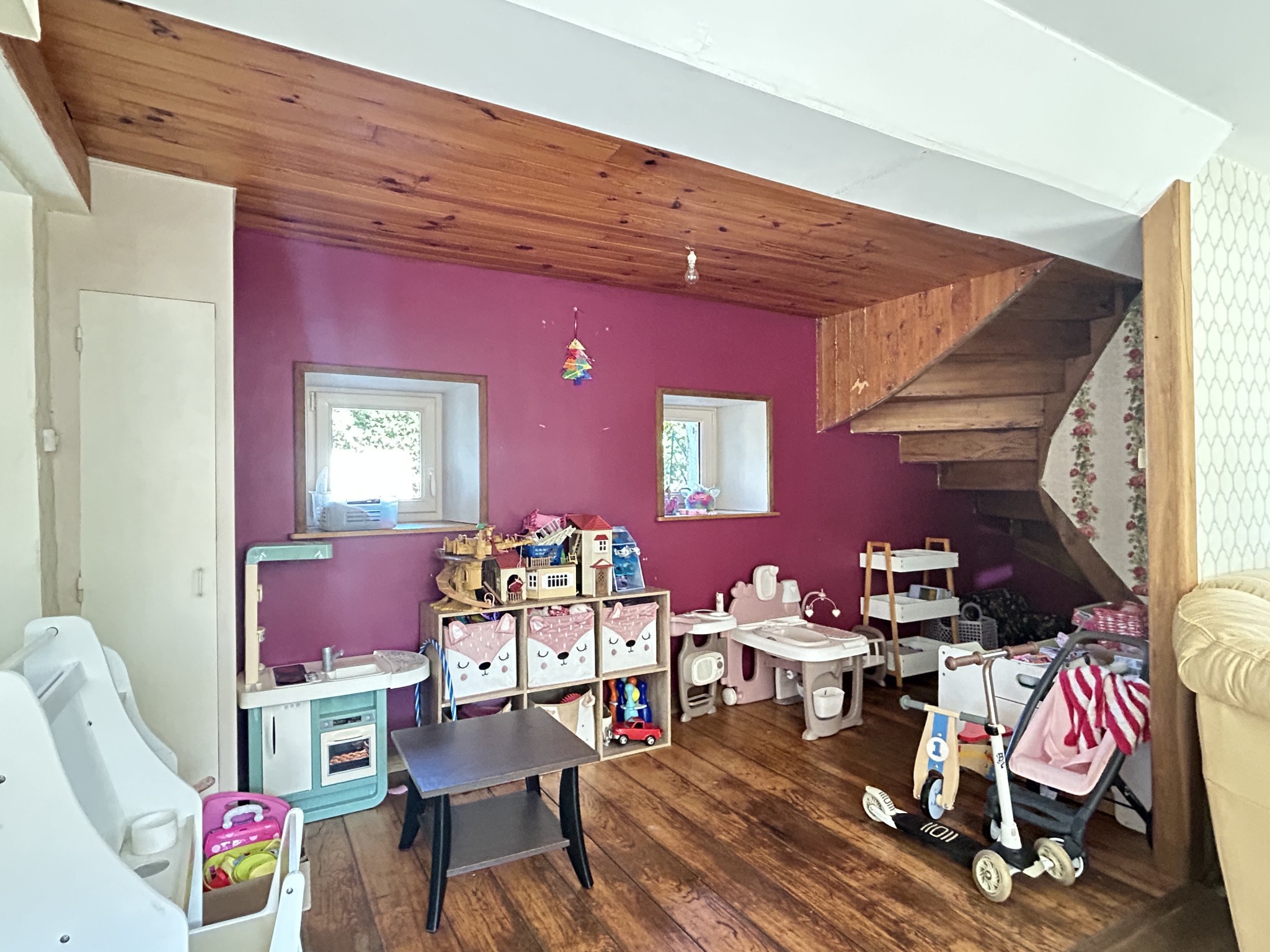 Une maison en pierres et tuiles de pays d'environ 160m2 comprenant: -Au rez-de-chaussée: cuisine aménagé avec — photo 9